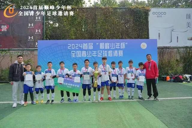 大刀砍向中场！曼联新赛季首发排布，一套务实的争冠框架正式浮出水面
